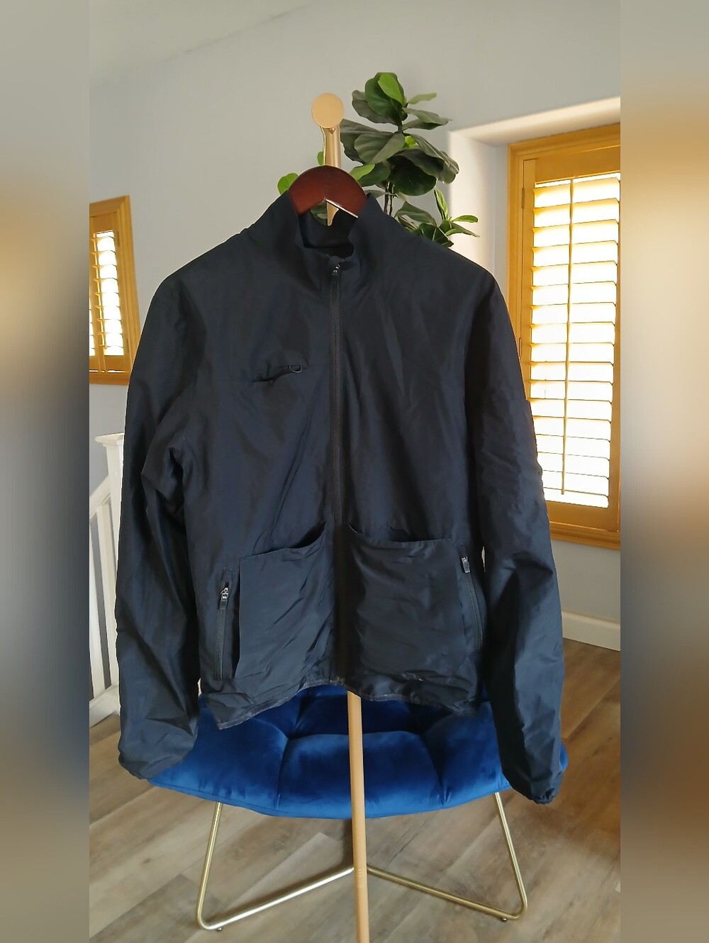 Figs Men's On-Shift Float Bomber Jacket in Black. Size M